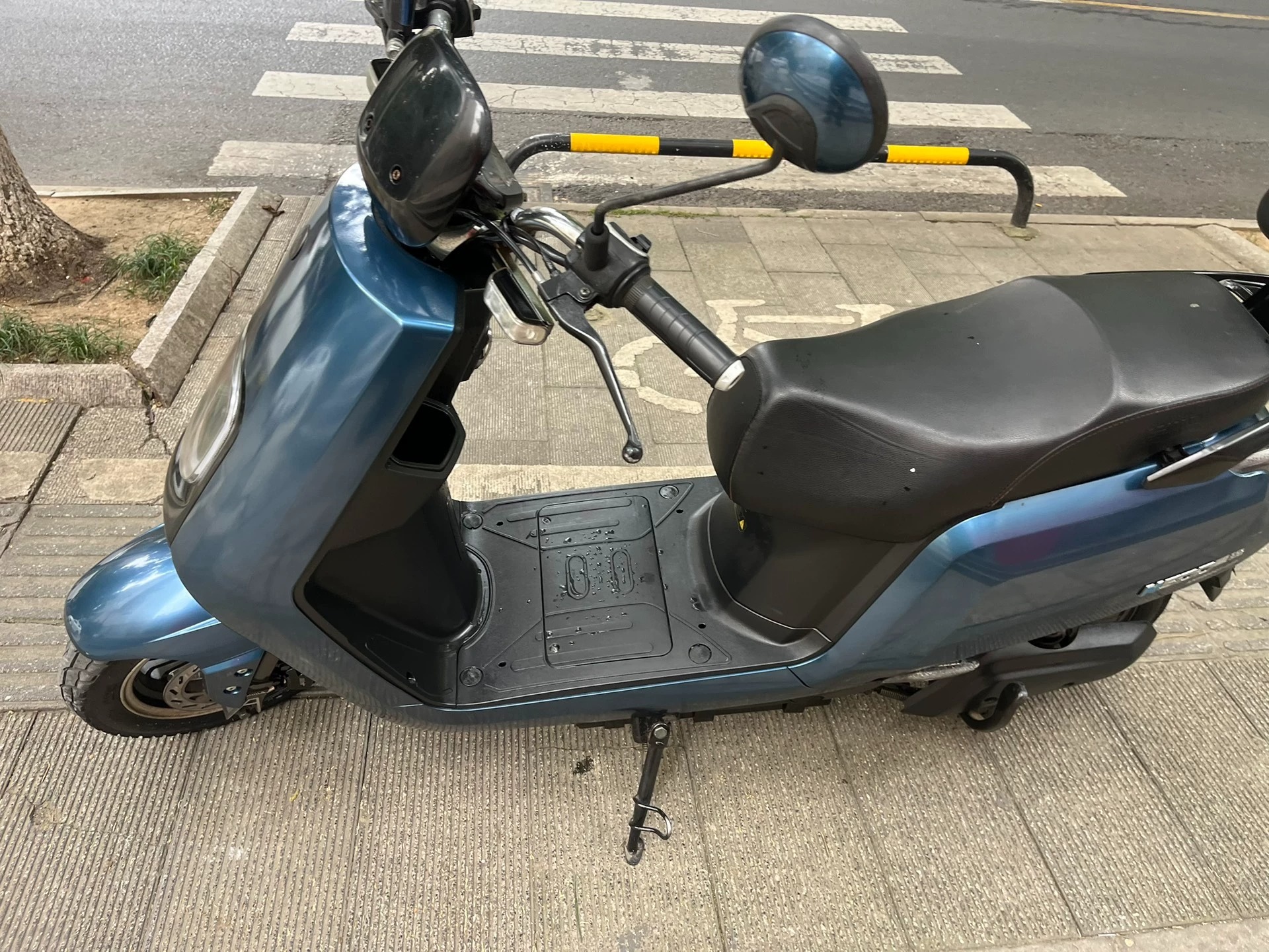 爱玛电动车，个人因搬家带不走没地方放闲置出售了。成色95新，功能一切都正常，前后轮胎都是新的。电池续航还可以